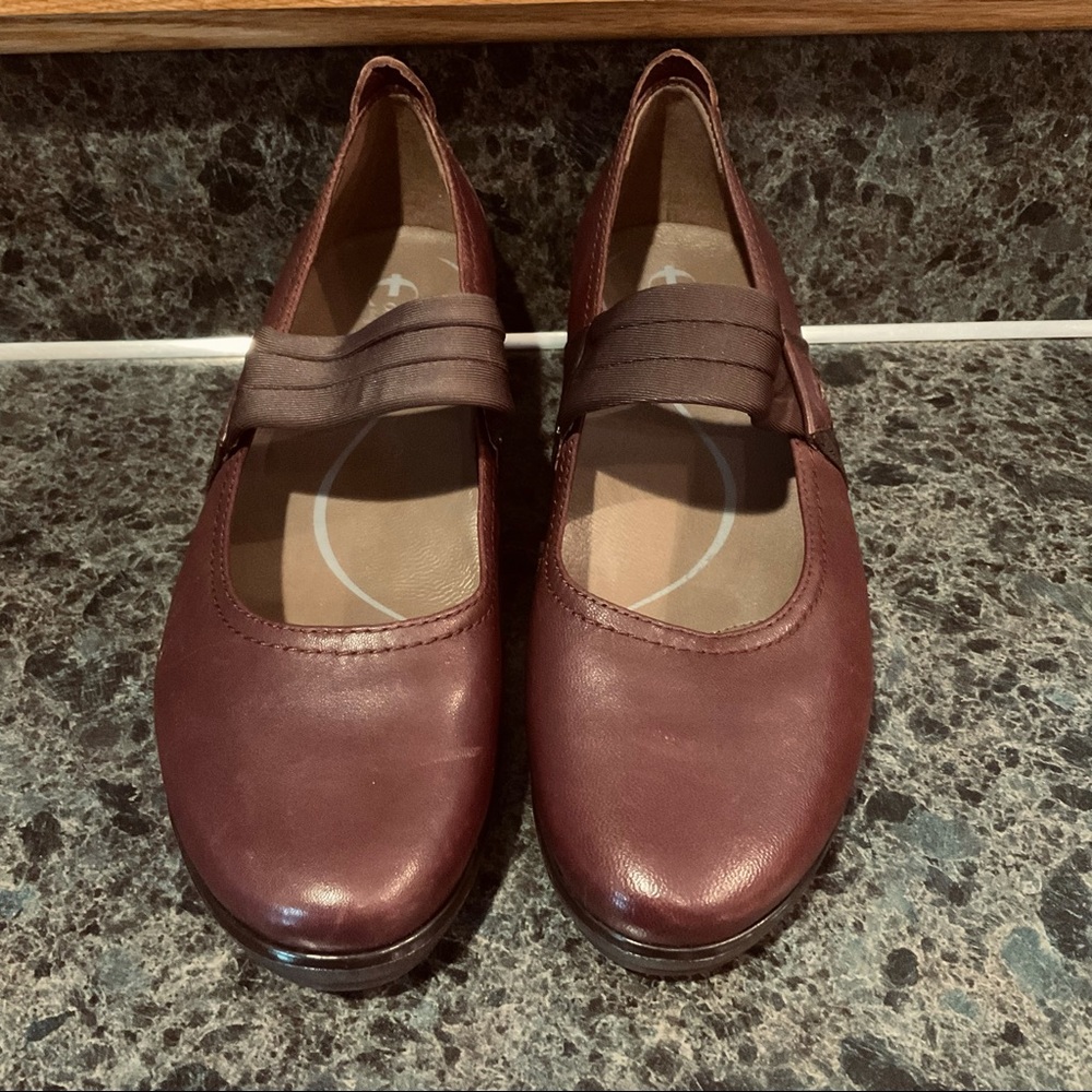 Earthies Burgundy (Wine) Shoes, Size 9.5 B